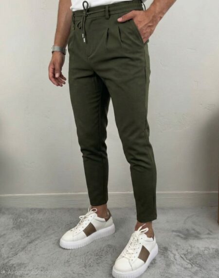 Maslinaste italijanske elegantne pantalone P2517 glavni kadar modela u celom rastu