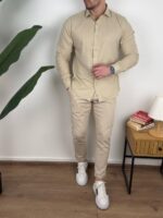 Detalj okovratnika i prsa bež lanene muške letnje košulje regular fit kroja