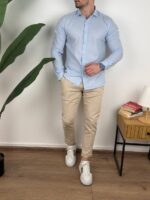 Lanena muška letnja košulja svetlo plave boje regular fit u poluprofilu sa rukama uz telo
