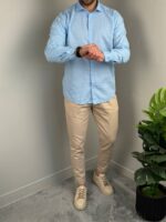Svetlo plava lanena košulja muška regular fit sa prikazom kroja leđa i pada tkanine
