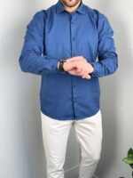 Tamnoplava lanena muška letnja košulja regular fit na modelu sa frontalnim prikazom