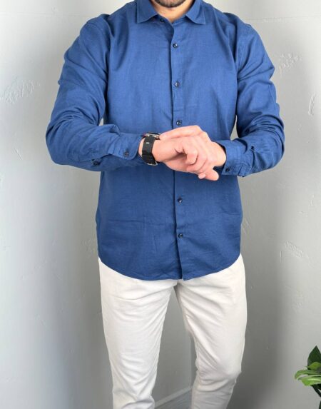 Tamnoplava lanena muška letnja košulja regular fit na modelu sa frontalnim prikazom