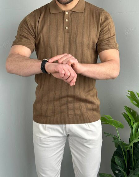 Braon muška pletena polo majica old money stil sa modelom u prirodnoj uličnoj sceni