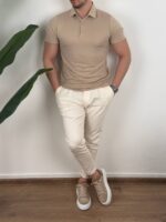 Bež muška polo majica sa pletenom teksturom, bočni pogled