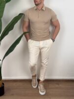 Detalj waffle teksture na bež muškoj polo majici