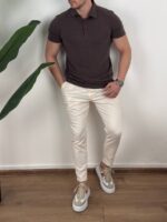 Prikaz teksture i kroja braon muške polo majice