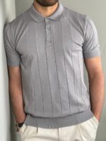 Muška polo majica old money siva, model frontalno sa belim pantalonama