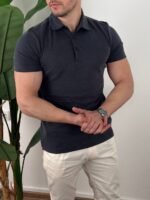 Tamnosiva muška polo majica sa slim fit krojem iz profila