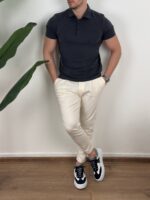 Detalj pletene teksture tamnosive muške polo majice