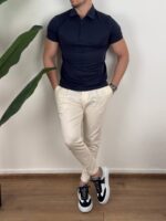 Teget muška polo majica, bočni prikaz slim fit kroja