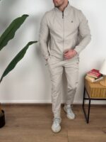 Bočni profil krem trenerka kompleta, prikaz dužine jakne preko struka