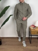 Maslinasta muška trenerka komplet, frontalni snimak modela u celom kadru