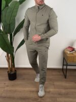 Maslinasta zip jakna i pantalone, bočno-frontalni ugao kompleta