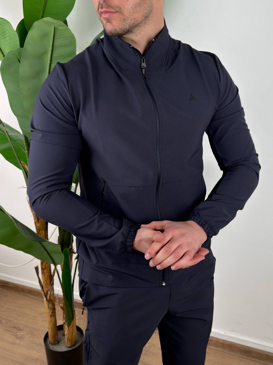 muska-trenerka-komplet-teget-t1843-09-slika-1-glavna Teget muška trenerka komplet, glavna fotografija sa modelom u celom kadru