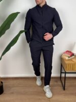 Bočno-frontalni ugao teget trenerka kompleta, ruka u džepu pantalona