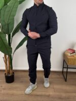 Krupan kadar teget zip jakne sa diskretnim logom na levoj strani grudi