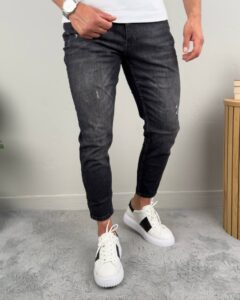 Frontalni kadar muških farmerki F2522 sa rukom modela na pojasu, beli sneakeri ispod