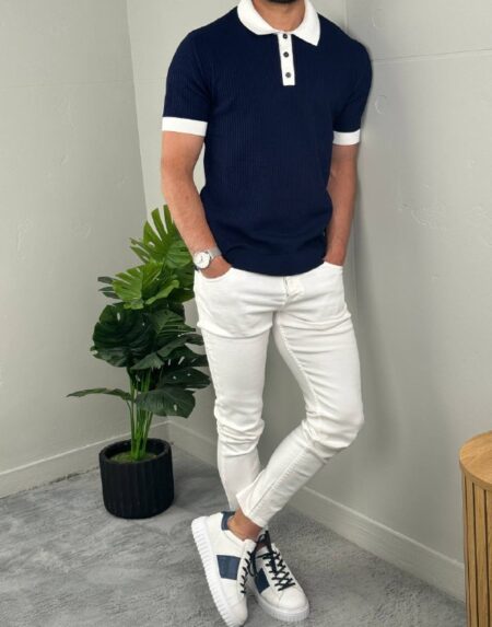 Teget old money polo majica pletena na modelu, frontalni full body kadar