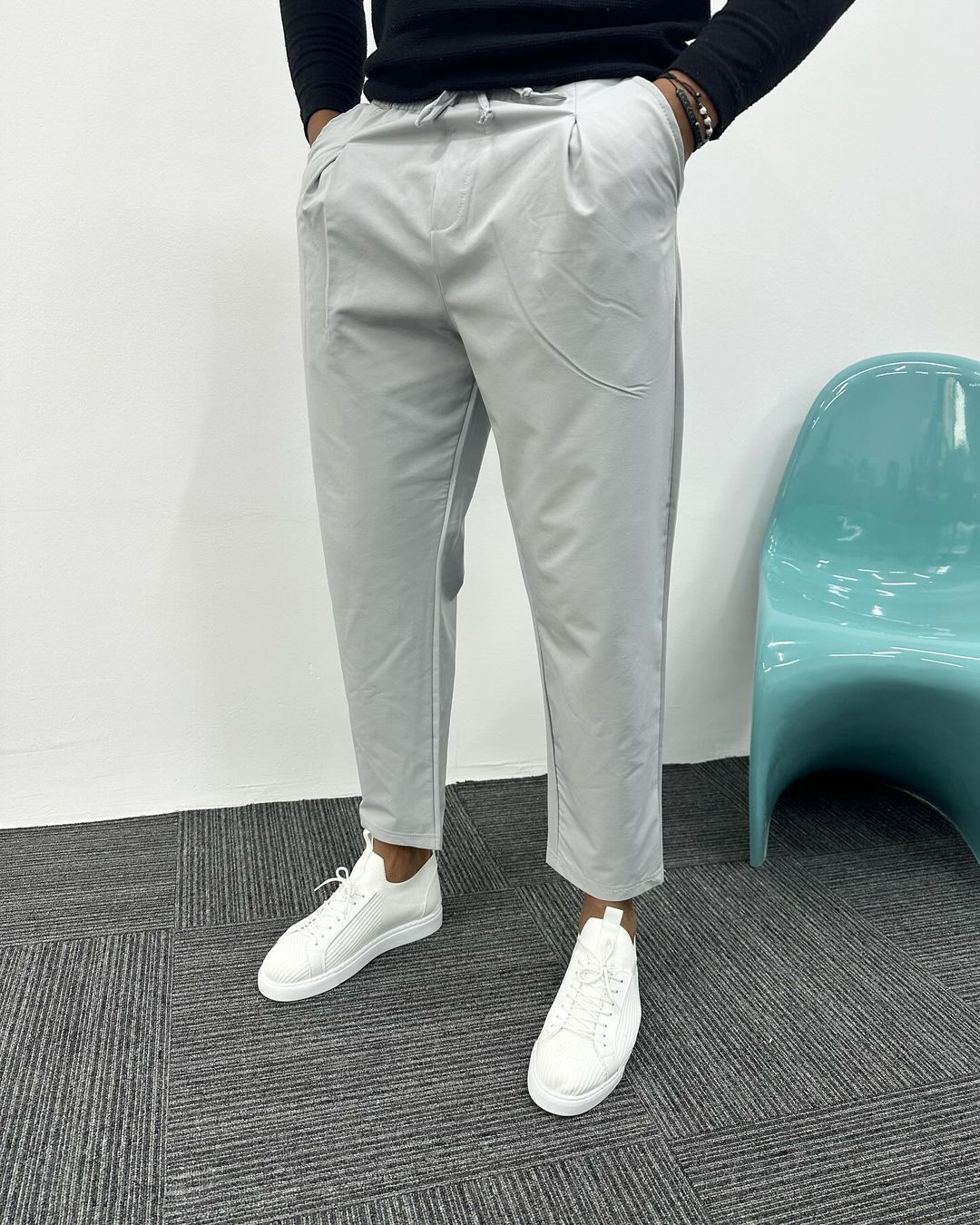 oversize-muske-pantalone-sive-p5050-slika-1-glavna Mušle oversize pantalone sive frontalno na modelu sa prednjim faltama i bočnim džepovima