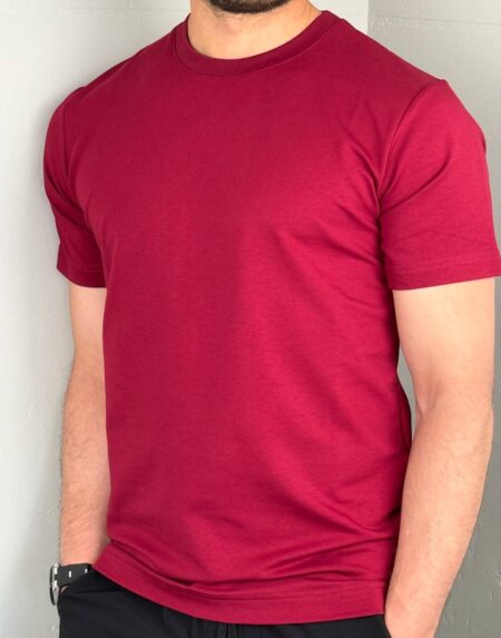 Bordo pamučna basic majica M2940 na modelu sa rukom u džepu pantalona, prikaz do butina