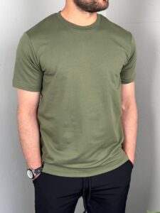 Maslinasta pamučna basic majica M2940 model gleda u časovnik, prikaz gornjeg dela tela