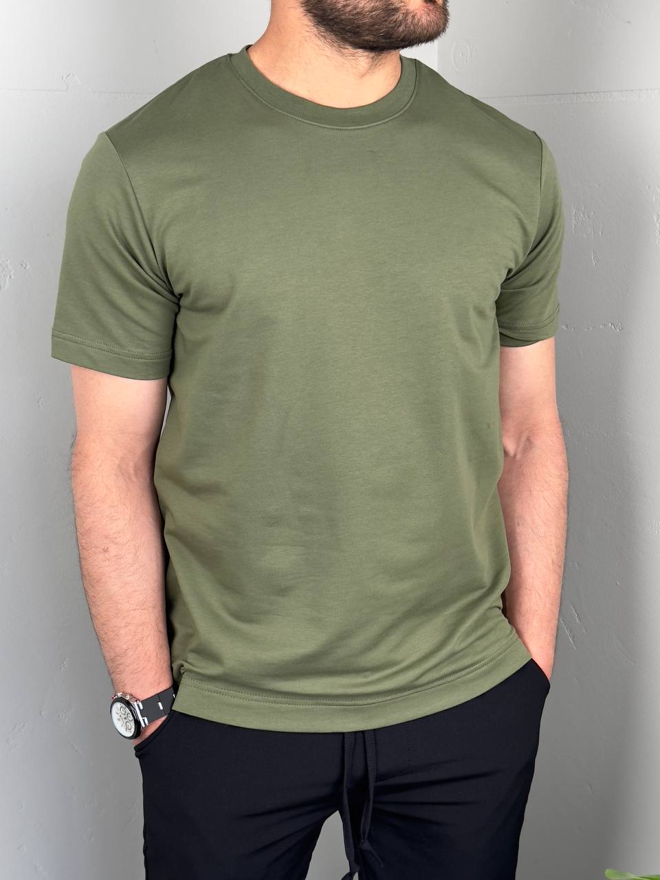 pamucna-maslinasta-basic-majica-m2940-08-slika-1 Maslinasta pamučna basic majica M2940 model gleda u časovnik, prikaz gornjeg dela tela