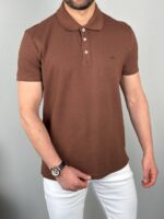Braon pamučna polo majica na modelu uz bele pantalone, frontalni stojeći stav