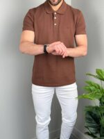 Polo majica braon boje, blizak kadar koji ističe pamučni materijal i dugmad