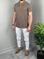 Braon polo majica iz drugog ugla, bočni prikaz kragne i šava na ramenu