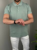 Polo majica u mint nijansi iz blizine, fokus na kragni i pamučnoj teksturi