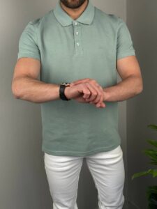 Polo majica u mint nijansi iz blizine, fokus na kragni i pamučnoj teksturi