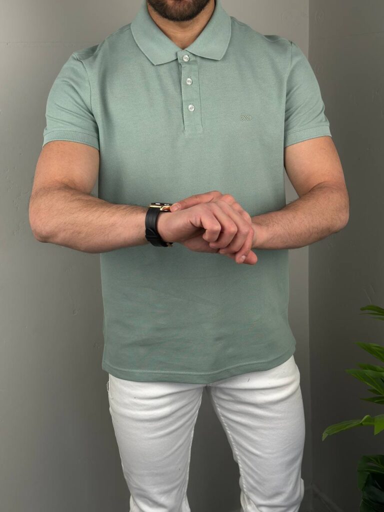 Polo majica u mint nijansi iz blizine, fokus na kragni i pamučnoj teksturi
