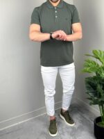 Pamučna polo majica mint boje, druga poza sa opuštenim rukama uz telo