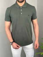 Zelena pamučna muška polo majica na modelu, frontalni stojeći prikaz