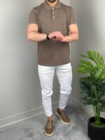 Zelena polo majica iz bočnog ugla, kadar koji ističe kroj i dužinu rukava