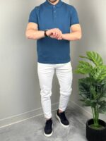 Pamučna plava polo majica M2343 anfas, model sa belim pantalonama