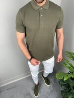 Pamučna maslinasta polo majica M2343 anfas u celom stasu sa belim pantalonama
