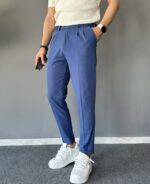 Plave elegantne muške pantalone P3918, frontalni snimak modela u celosti