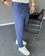 Plave elegantne muške pantalone P3918, bočni stav modela u celosti