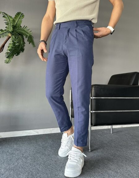 Teget elegantne muške pantalone P3938, frontalni snimak modela u celosti