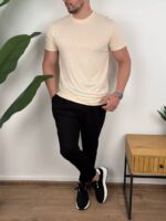 Muska basic majica bez boje od modal pamuka u punoj figuri sa svetlim pantalonama