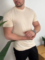 Bez muska basic majica od modal pamuka iz blagog poluprofila na modelu