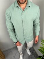 Mint zelena muška oversize košulja K4631 raskopčana, frontalni kadar uz bele pantalone