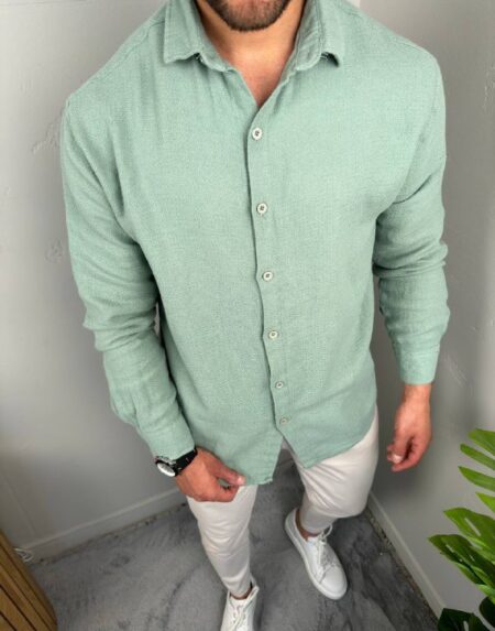 Mint zelena muška oversize košulja K4631 raskopčana, frontalni kadar uz bele pantalone