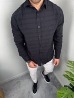Muška pamučna košulja crne boje uz crne pantalone, elegantan monohromatski izgled