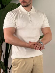 Muška polo majica sa zipom u beloj boji, prednji kadar, model stoji uspravno