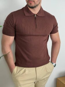 Muška polo majica sa zipom u braon boji, model rukom popravlja sat