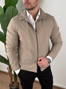 Muška prelazna jakna two-way zip bež boje na modelu otvorena preko bele košulje