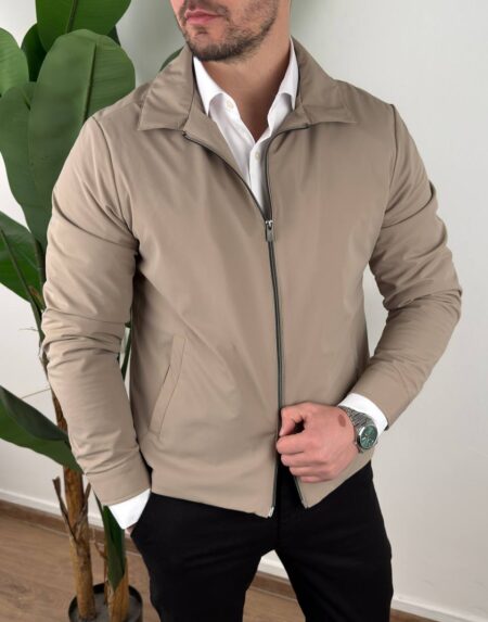 Muška prelazna jakna two-way zip bež boje na modelu otvorena preko bele košulje