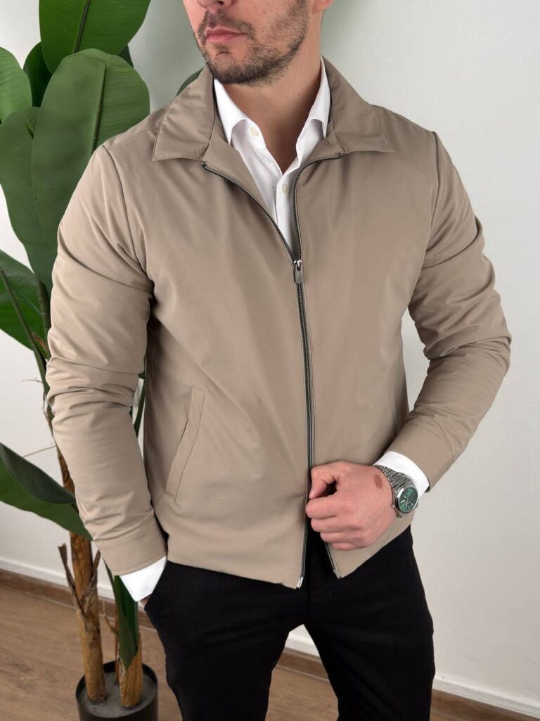 Muška prelazna jakna two-way zip bež boje na modelu otvorena preko bele košulje